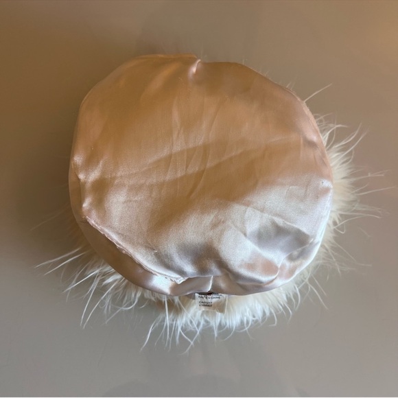 LE CHATEAU | White faux fur fuzzy elegant fall winter warm hat - Picture 4 of 10